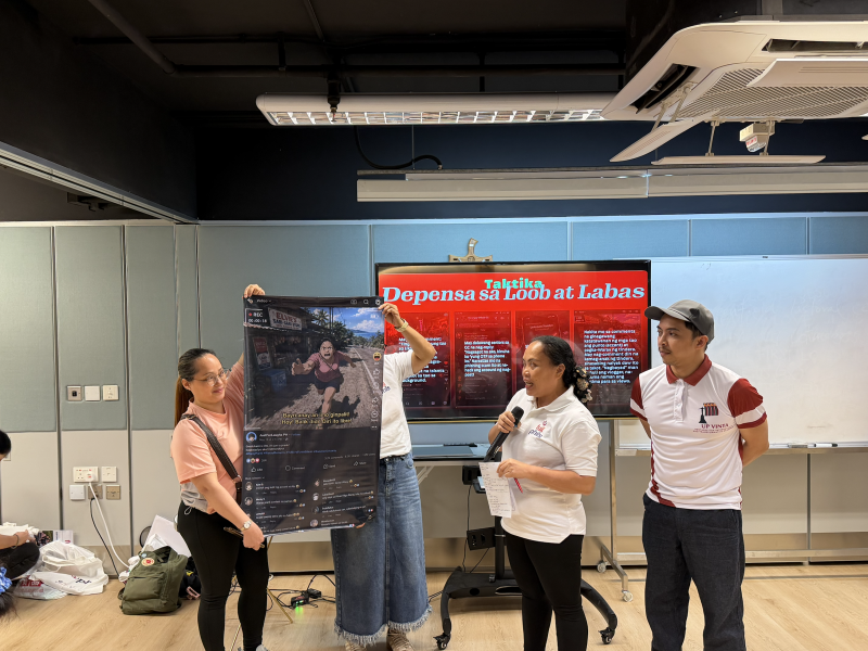 Group 2 discusses its analysis of a scenario on online threats during the interactive part of the workshop.